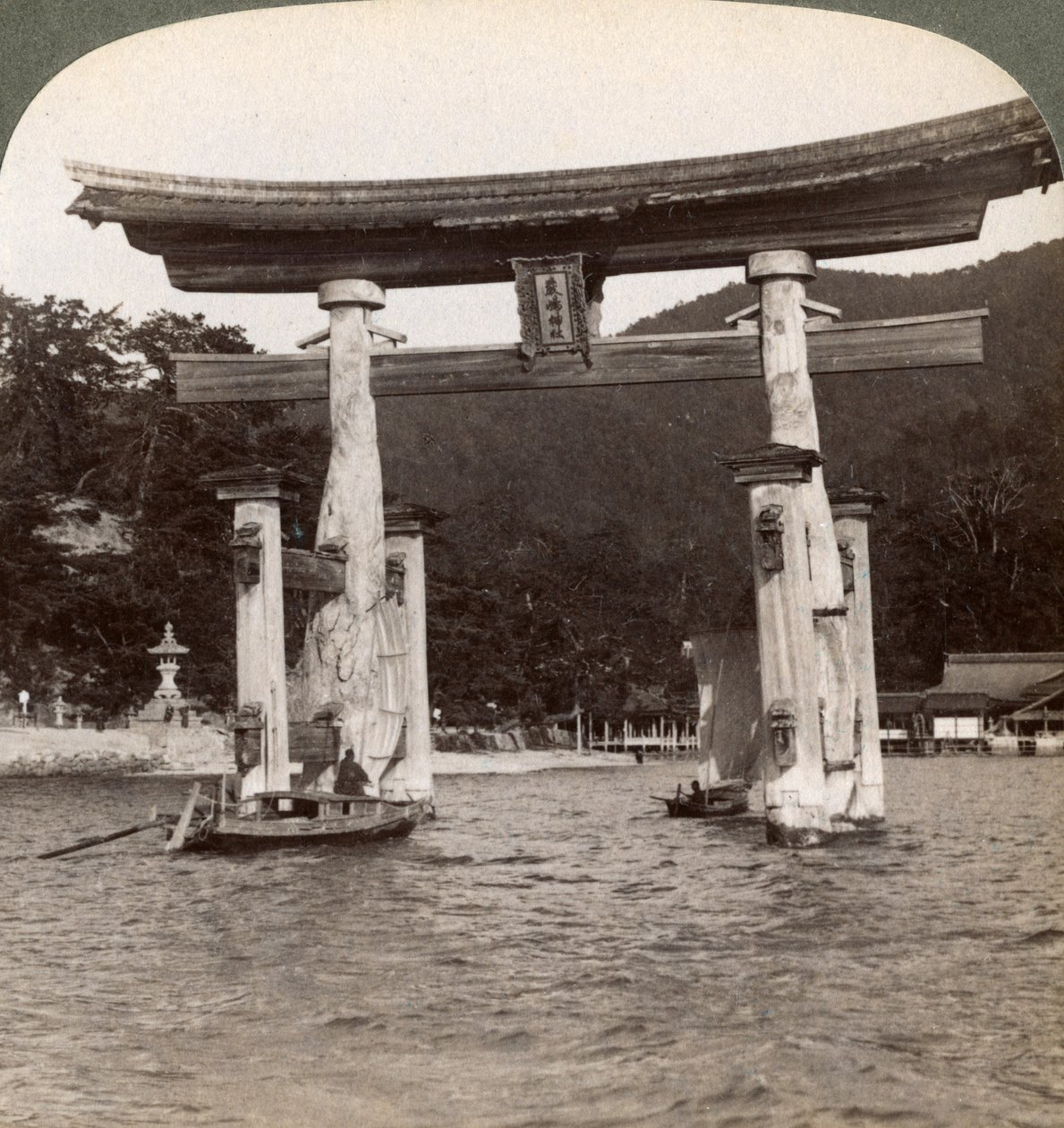 Torii sacré émergeant de la mer, Sanctuaire d