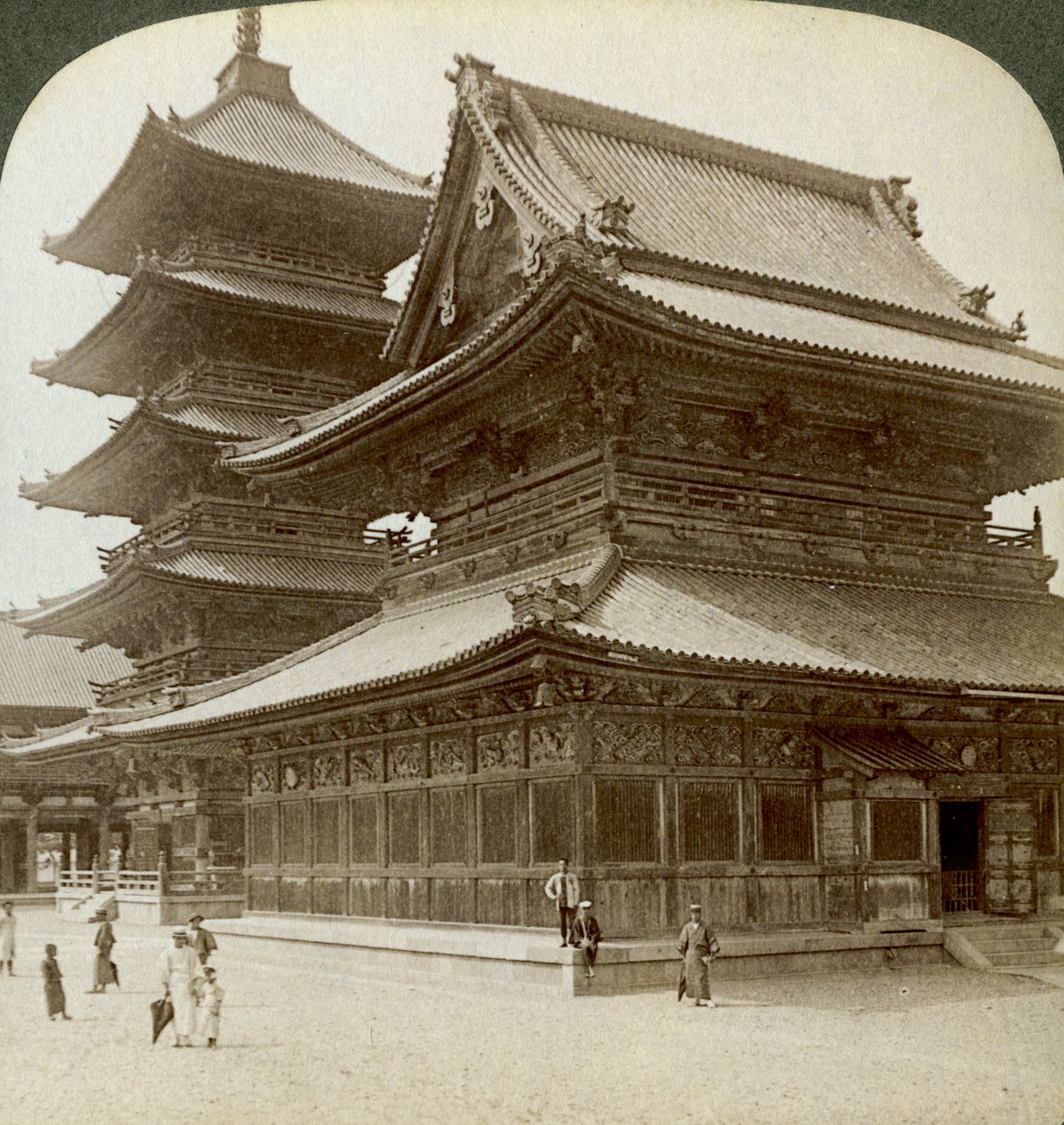 Splendeur majestueuse du temple Shitenno-ji, Osaka, Japon, 1904 - Underwood and Underwood