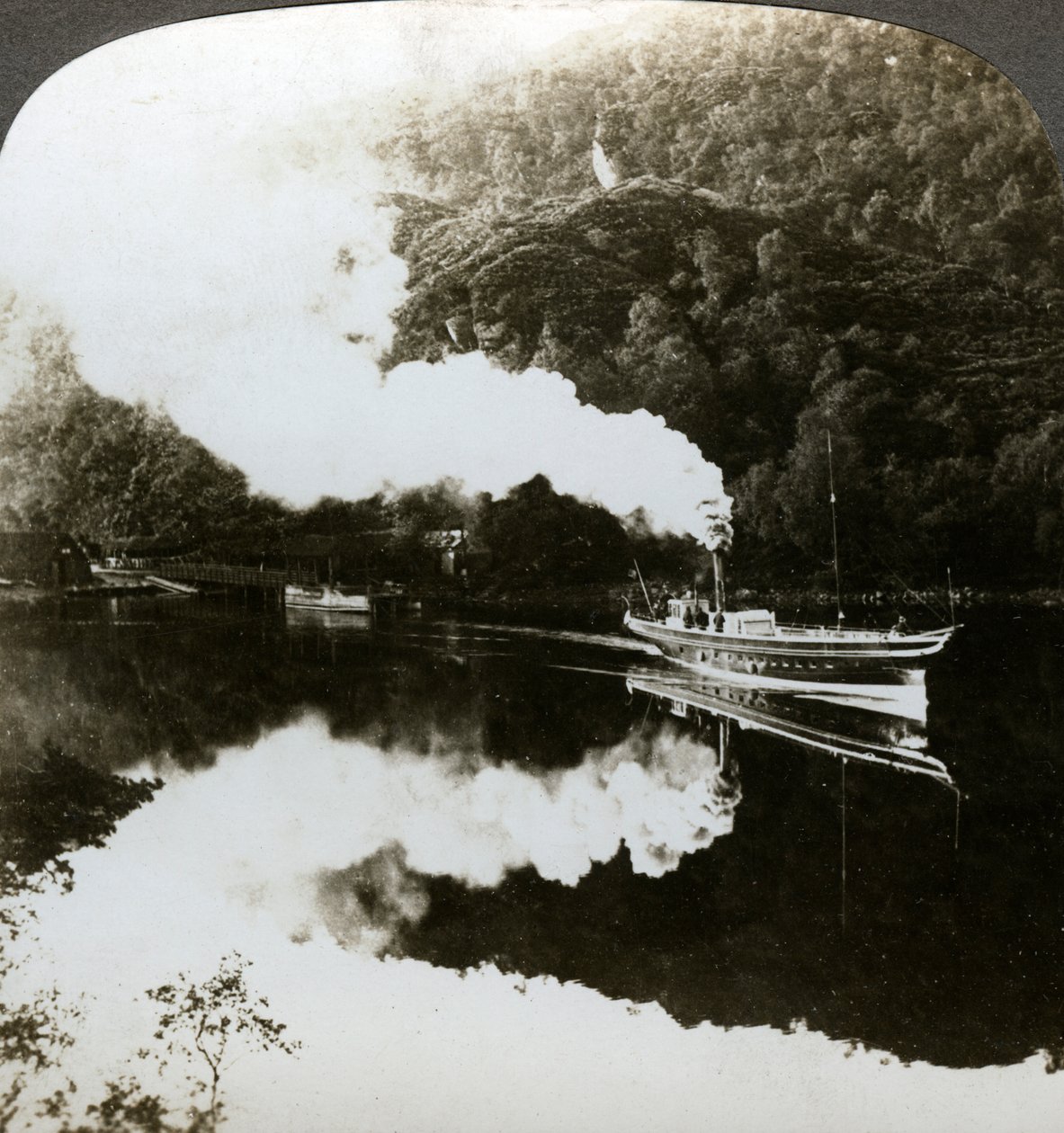 Yacht à vapeur sur le Loch Katrine, Écosse - Underwood and Underwood