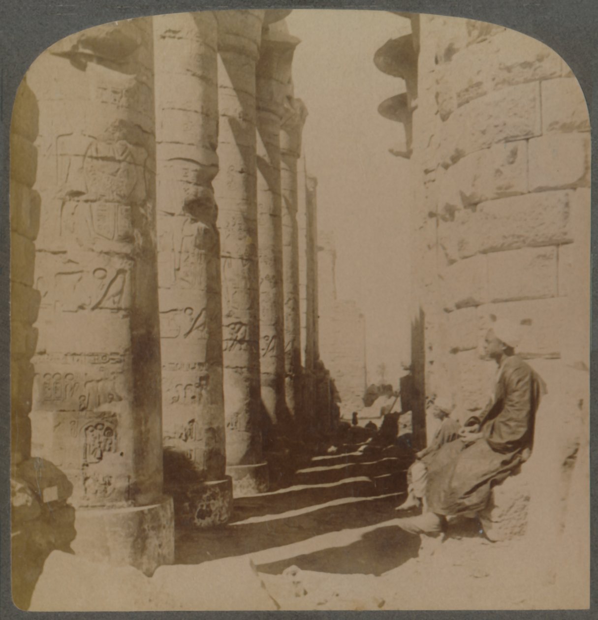 La célèbre colonnade de la grande salle hypostyle du temple de Karnak, Thèbes, Égypte, 1897 - Underwood and Underwood