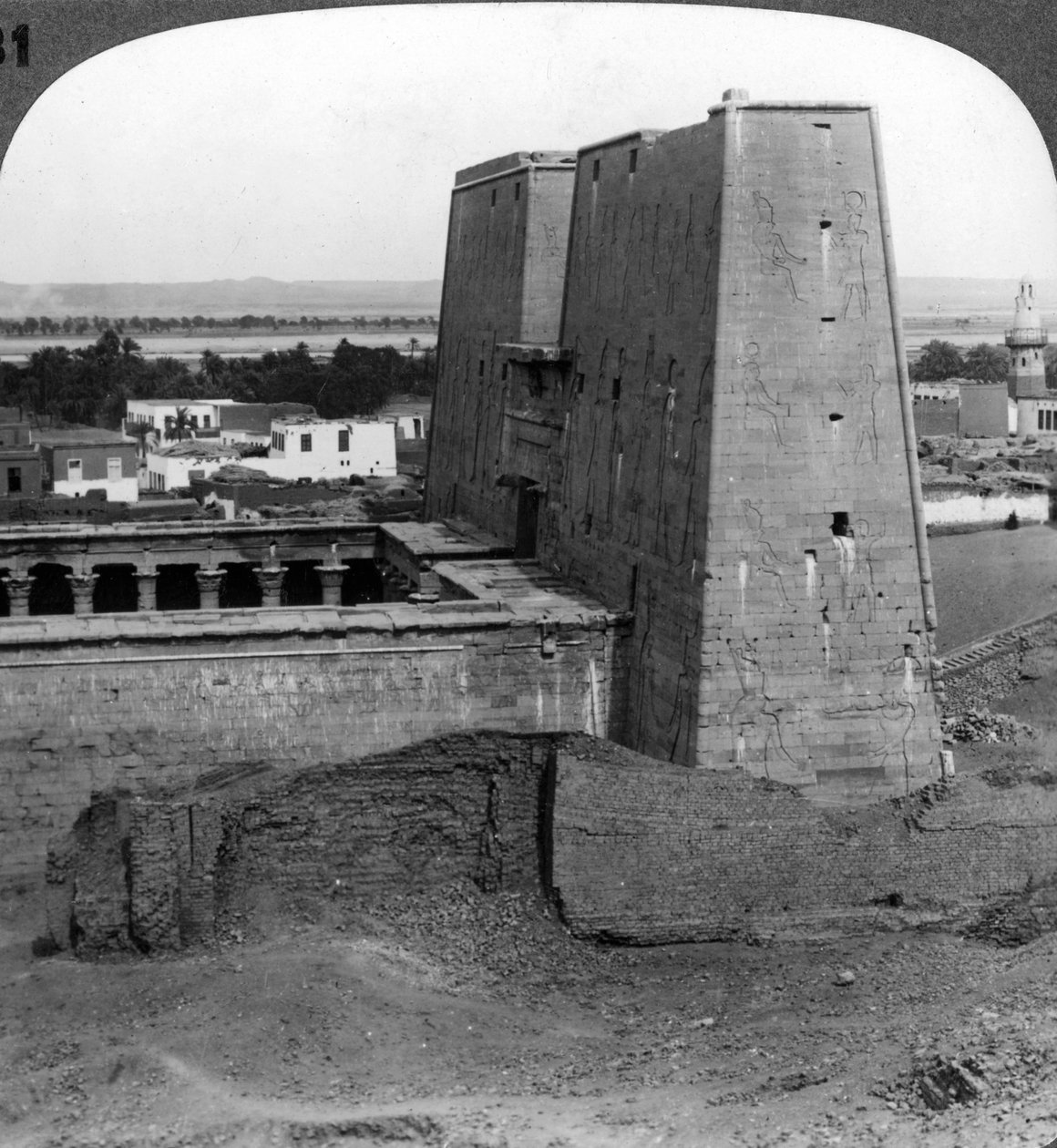 Le pylône et la cour du temple d