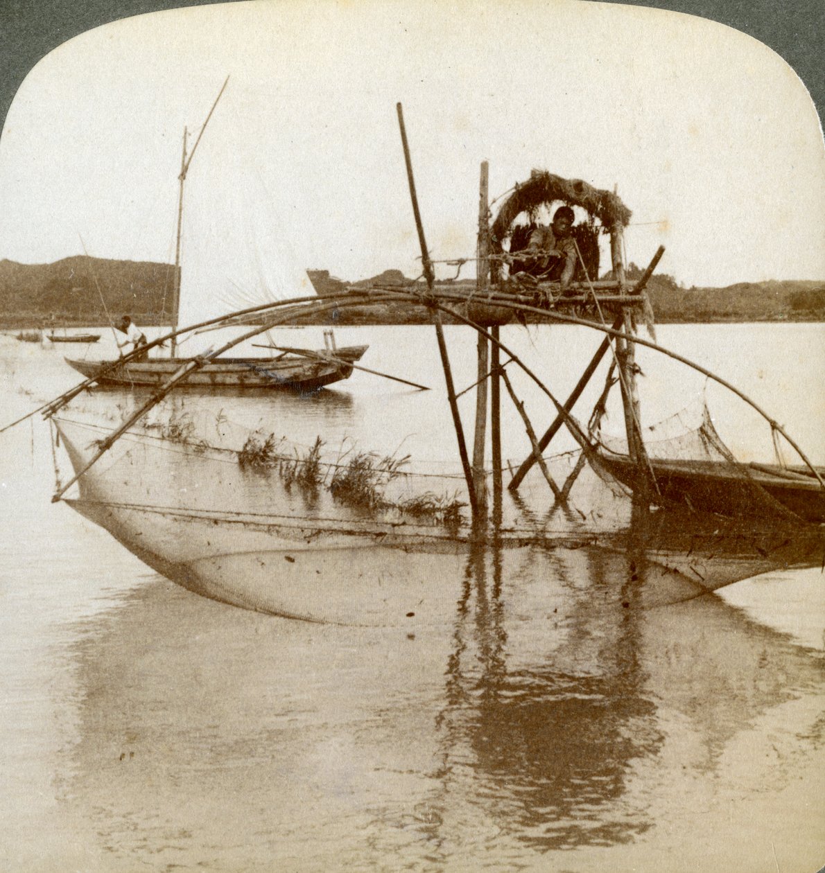 Travailleur de la mer, avec son curieux filet de pêche, baie de Matsushima, Japon, 1904 - Underwood and Underwood