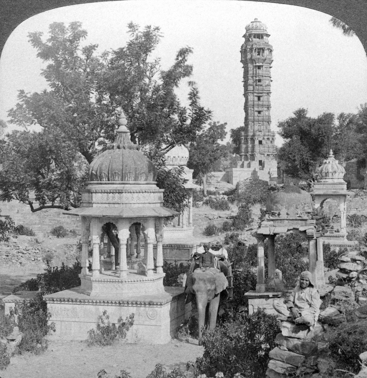 Tour de la Victoire et cénotaphes royaux, Chittaurgarh, Inde, 1904 - Underwood and Underwood