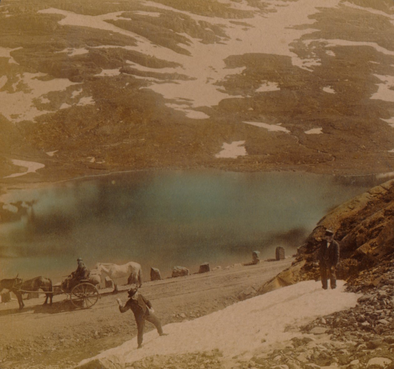 Voyageurs avec des boules de neige de juillet, sur la route des montagnes Haukeli, Norvège, Artistes : Elmer Underwood, Bert Elias Underwood - Underwood and Underwood