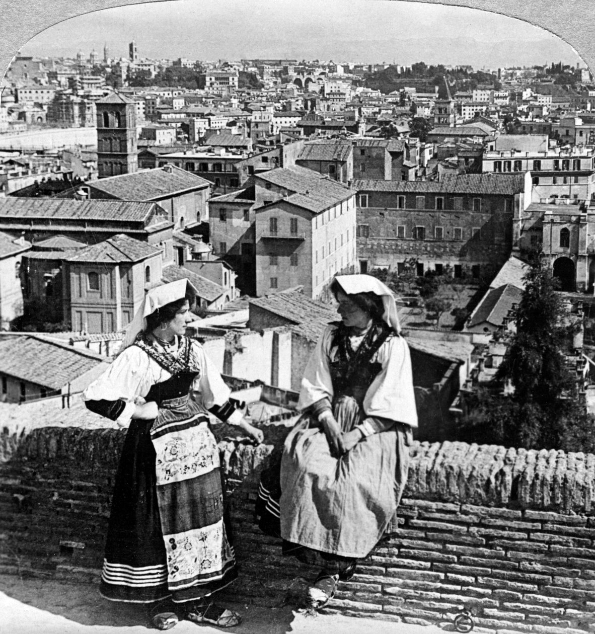 Deux femmes en costume traditionnel à Rome, Italie - Underwood and Underwood