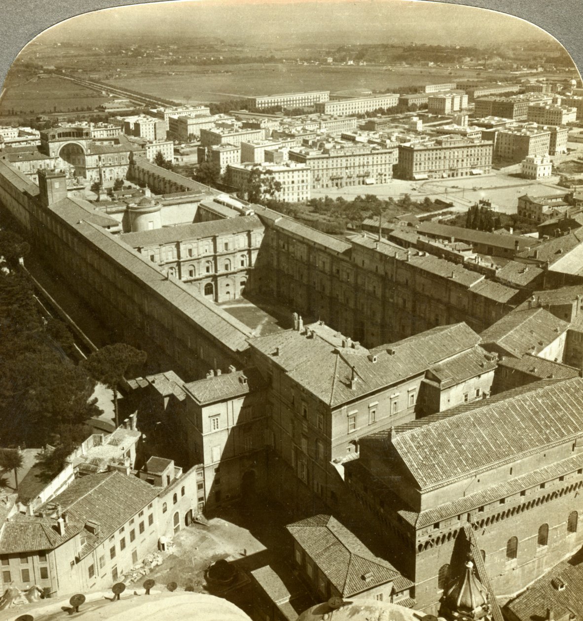Palais du Vatican depuis le dôme de la basilique Saint-Pierre, Rome, Italie - Underwood and Underwood