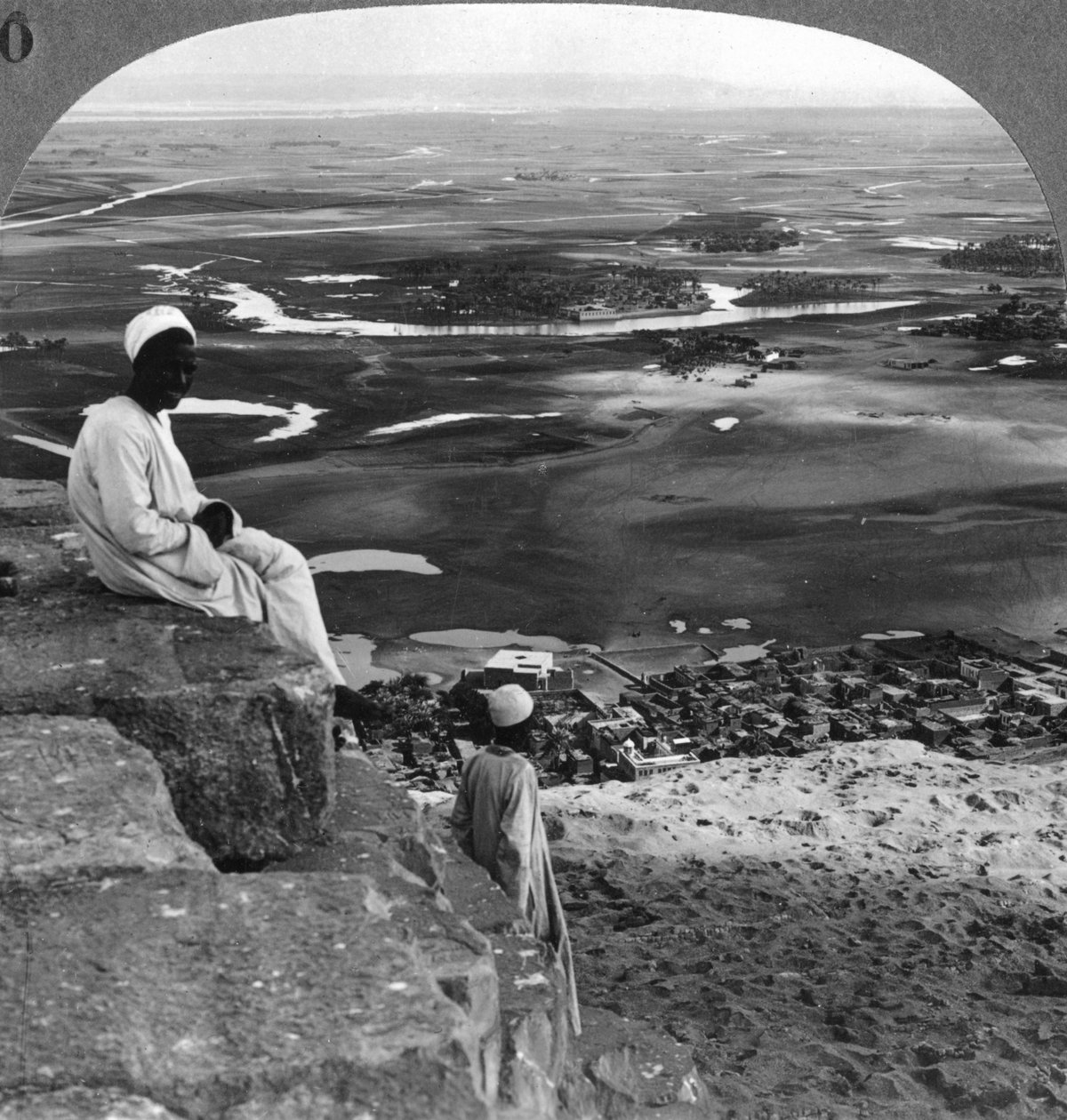 Vue du sommet de la Grande Pyramide, Gizeh, Égypte, 1905 - Underwood and Underwood