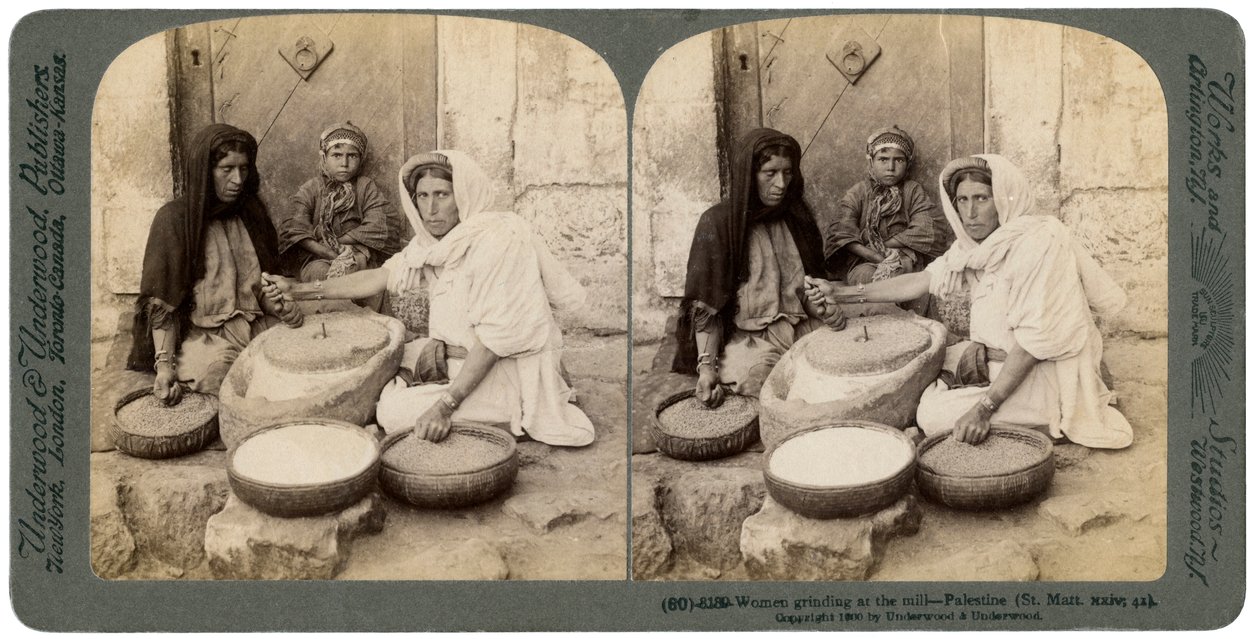 Femmes moulant au moulin, Palestine, 1900 - Underwood and Underwood
