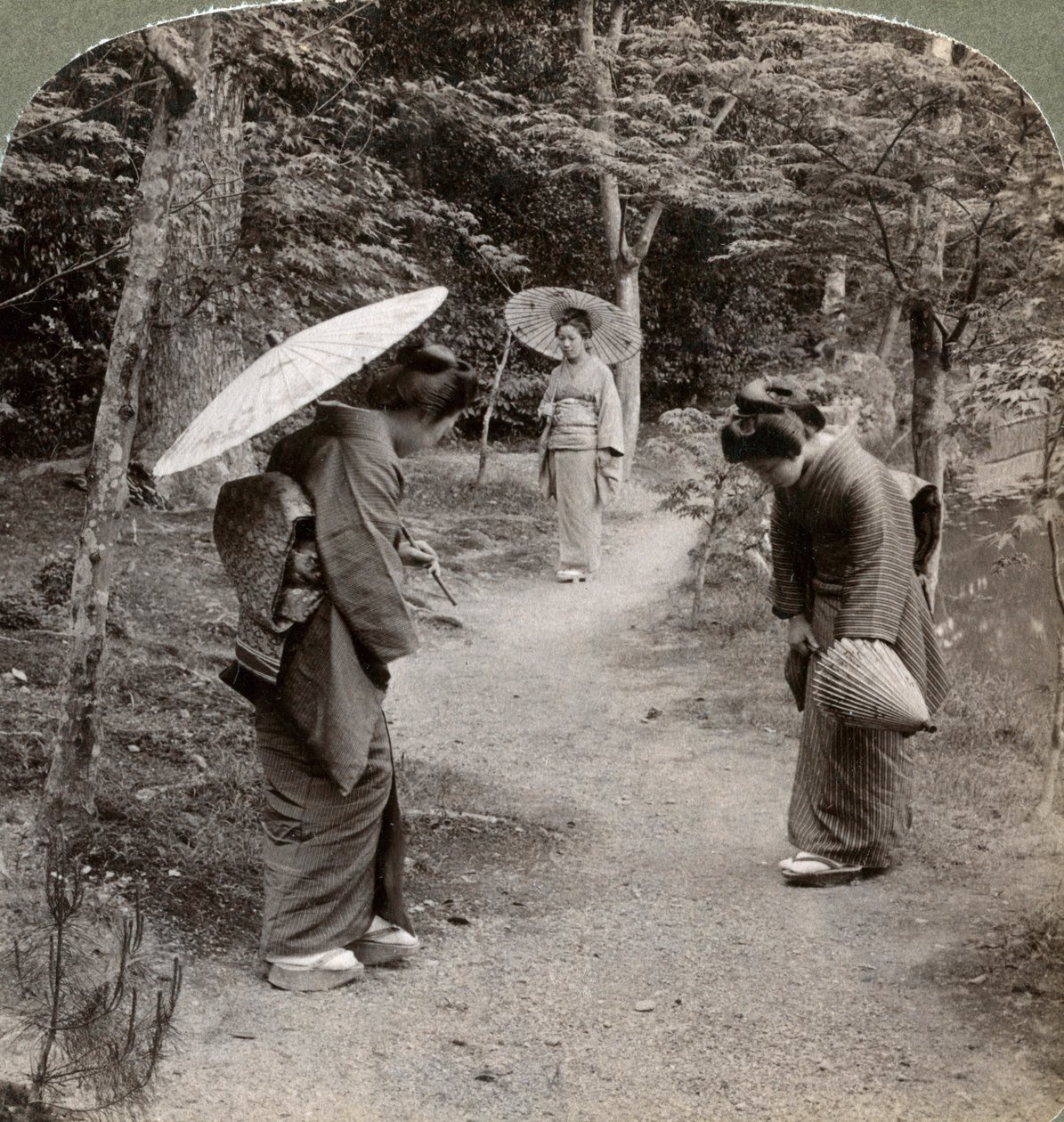 Femmes dans le jardin du temple Kinkaku-ji, Kyoto, Japon, 1904 - Underwood and Underwood