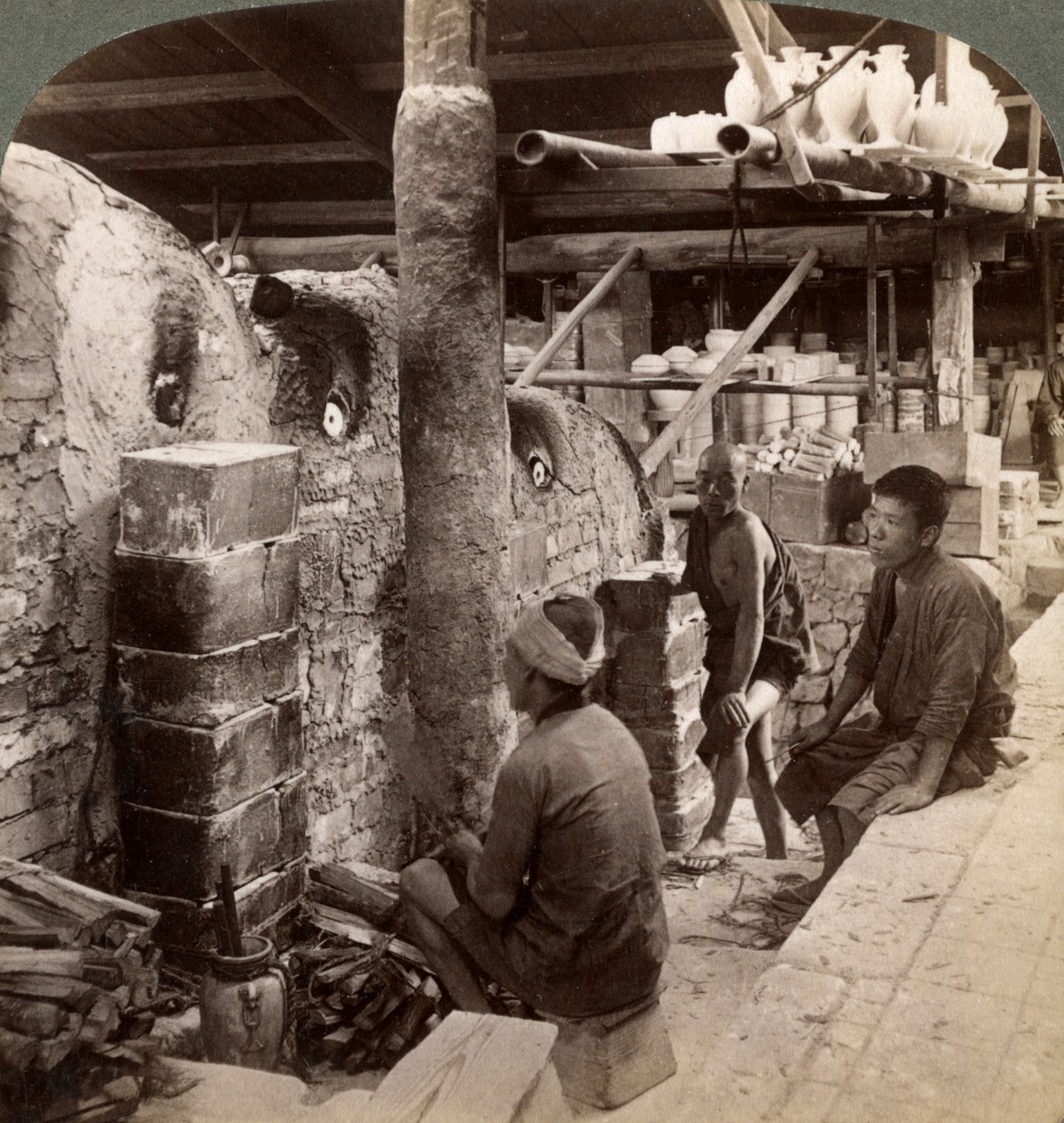 Ouvriers regardant des fours pleins de porcelaine Awata, travaux de Kinkosan, Kyoto, Japon, 1904 - Underwood and Underwood