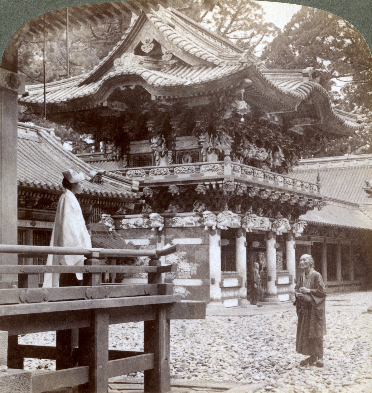 Porte Yomeimon, temple bouddhiste de Yakushi, Nikko, Japon, 1904 - Underwood and Underwood