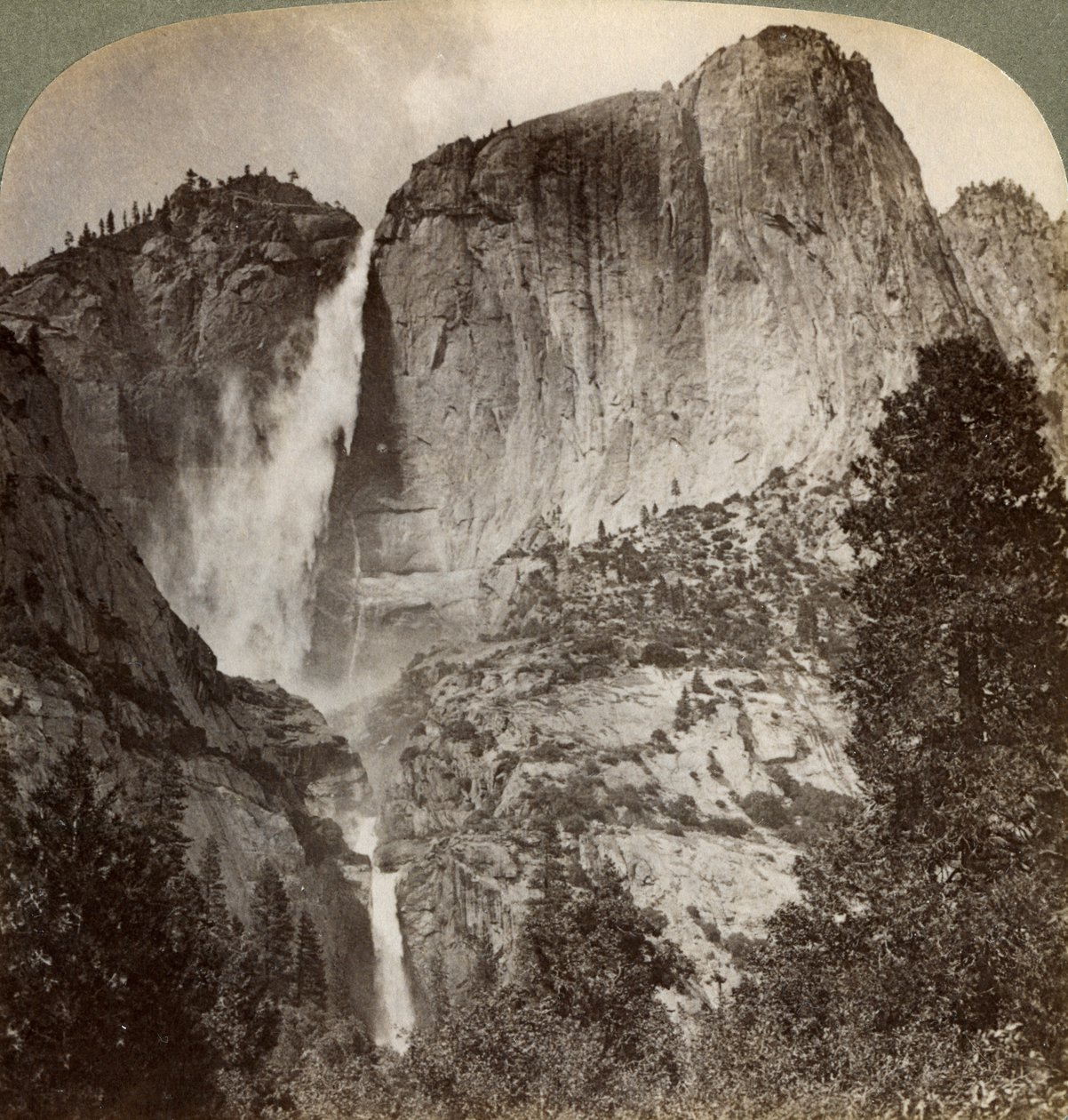 Yosemite Point et chutes de Yosemite soufflées par le vent, vallée de Yosemite, Californie, USA, 1902 - Underwood and Underwood