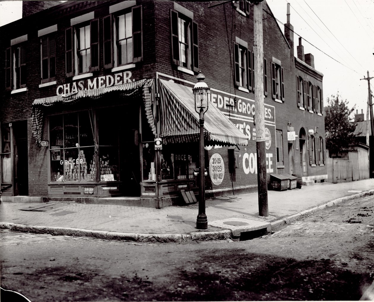 Épicerie Charles Meder au coin des rues Dix-neuvième et Dodier - Unknown