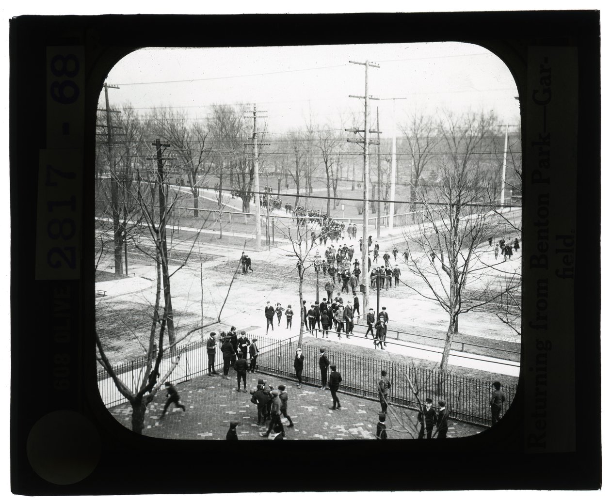 Photo horizontale en noir et blanc de garçons et de filles traversant la rue pour retourner à l