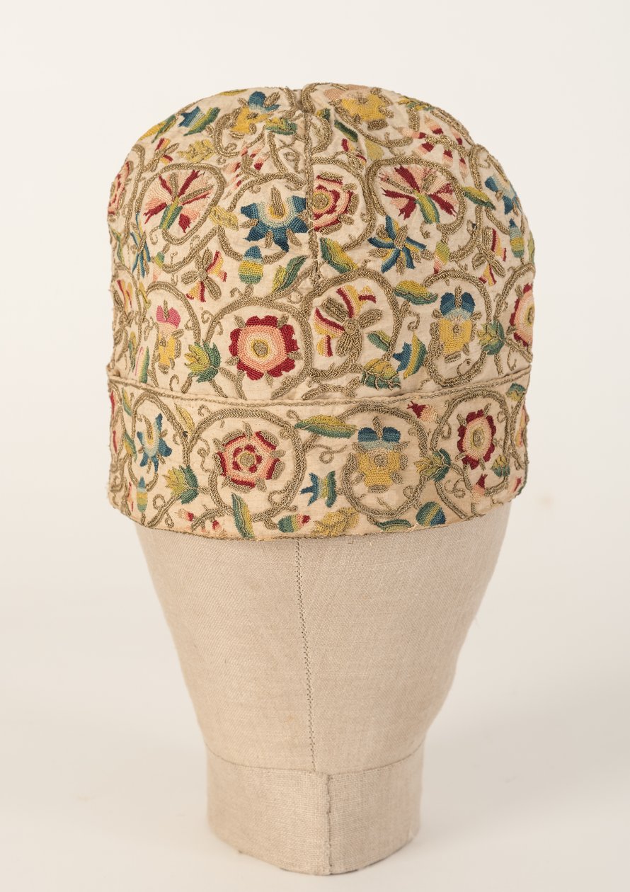 Bonnet de nuit brodé de soies multicolores et de paillettes pour homme, 1610s - Unbekannt Unbekannt