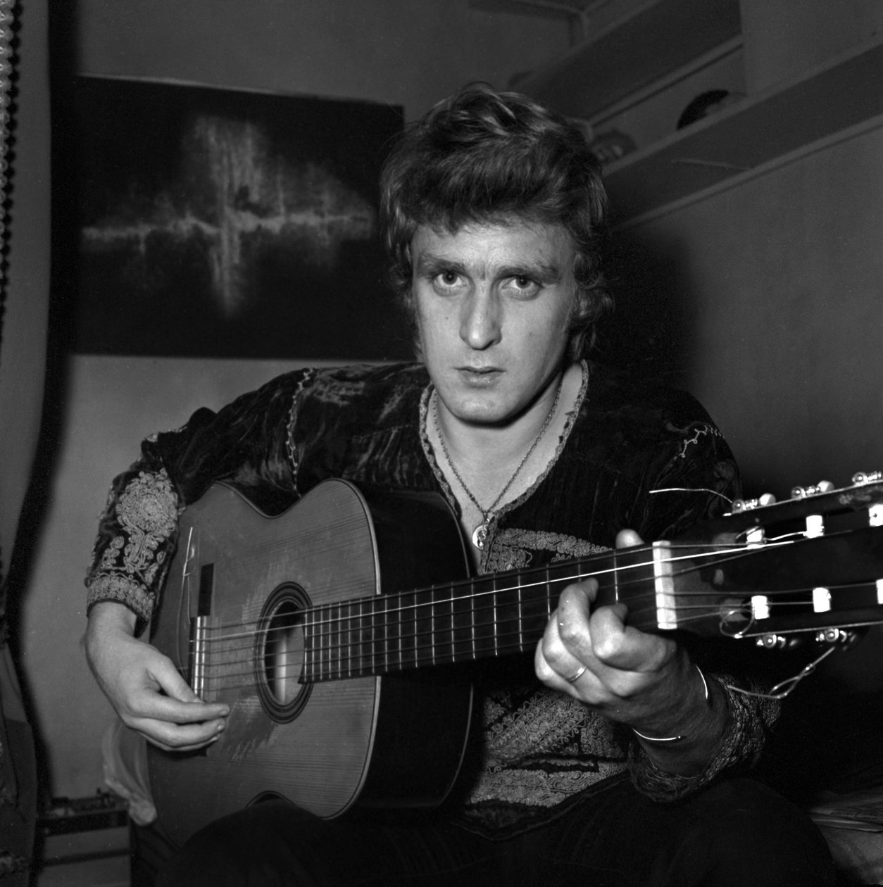 Le chanteur français Christophe (Daniel Bevilacqua) peignant une toile chez lui, 18 novembre 1969 - Unknown