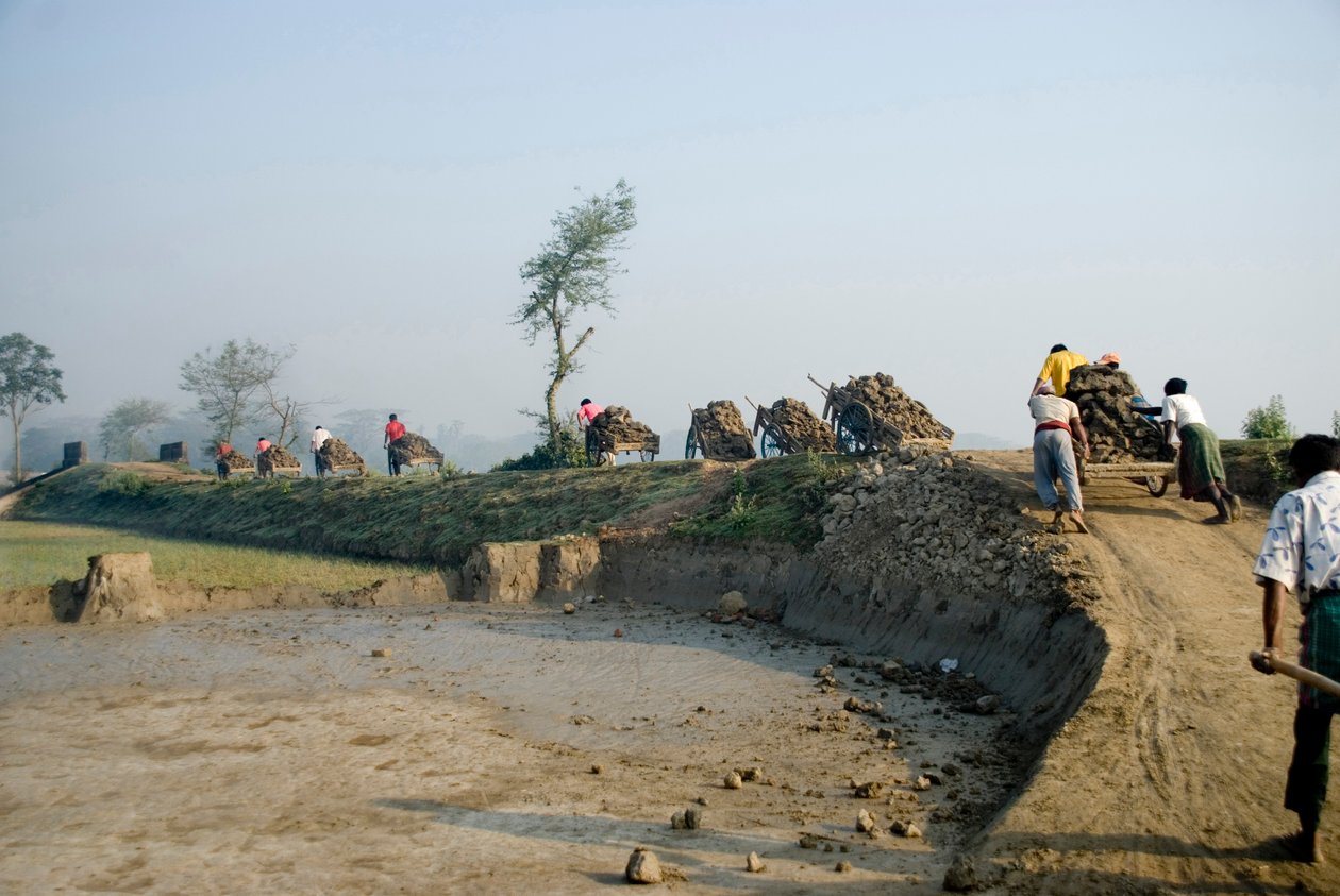 Les ouvriers transportent la terre sur des chariots à bras vers le champ de briques à Katiadi, Kishorganj, Bangladesh. Il y a 6000-7000 champs de briques au Bangladesh, généralement situés en dehors des villes et des cités dans les terres basses - Unknown