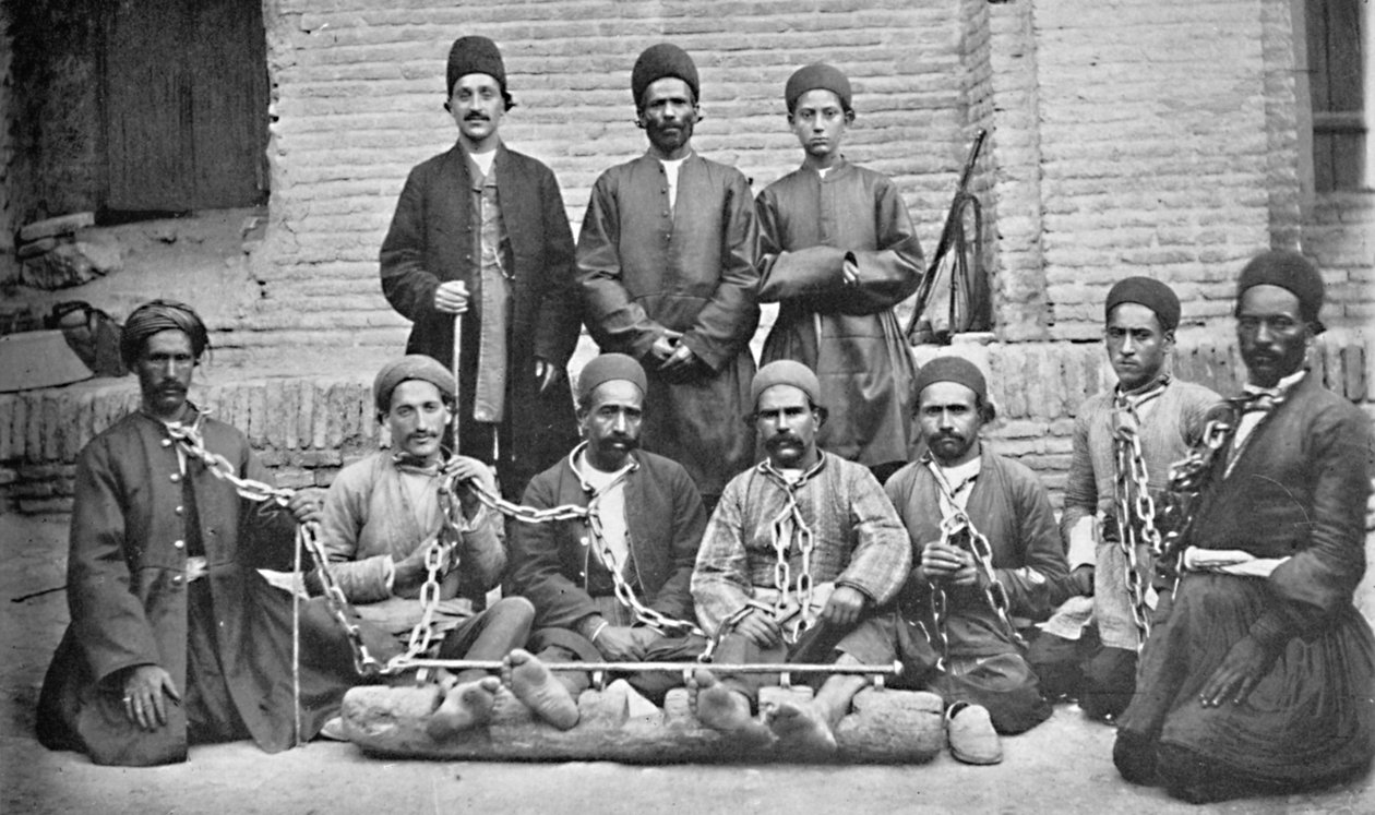 Prisonniers et geôliers dans une cour de prison, Nahavand, Perse, 1902 - Unknown