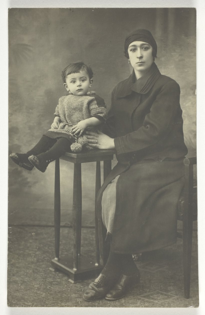 Carte postale sans titre (Femme avec garçon sur un stand) - Unknown