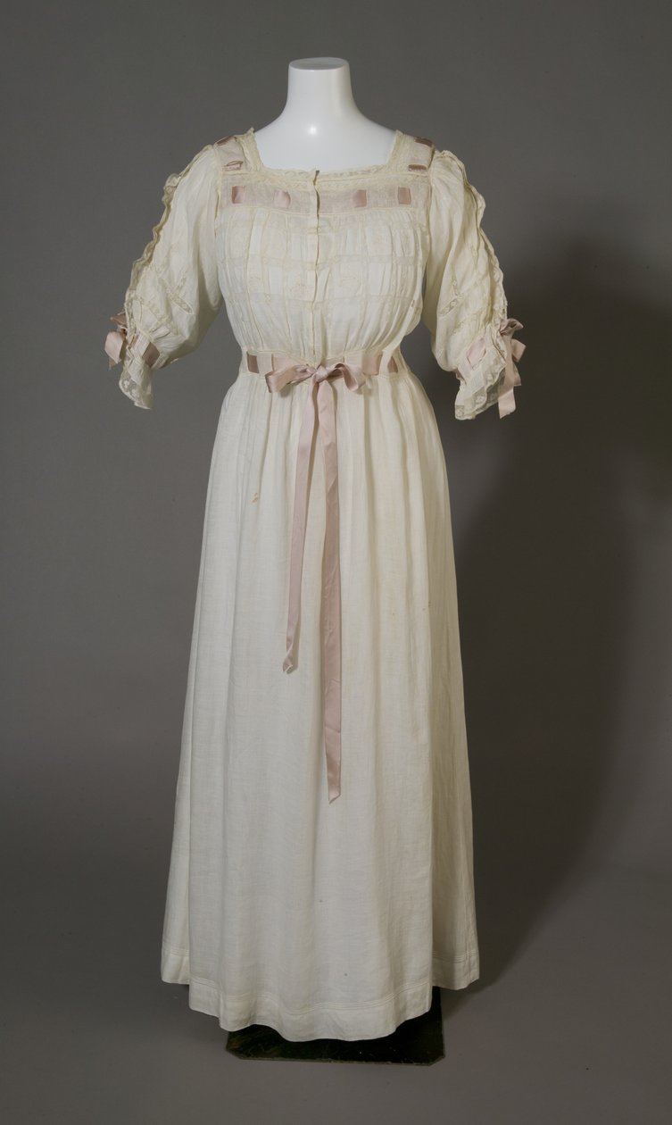Chemise de nuit de Bertha Palmer, vers 1880 (vue de face), coton blanc, dentelle, broderie et ruban de soie. - Unknown artist