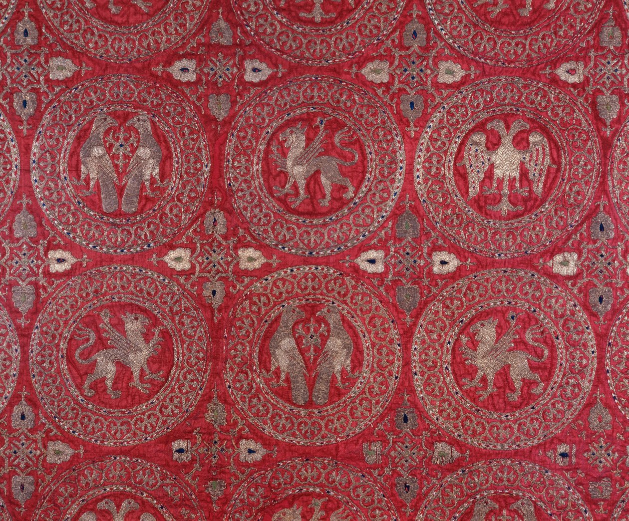 Détail de tissu de costume ecclésiastique en soie violette de Chypre représentant des animaux fantastiques (habit religieux en soie violette de Chypre avec des animaux fantastiques) 13ème siècle Museo della Cattedrale Anagni, Italie - Unknown artist