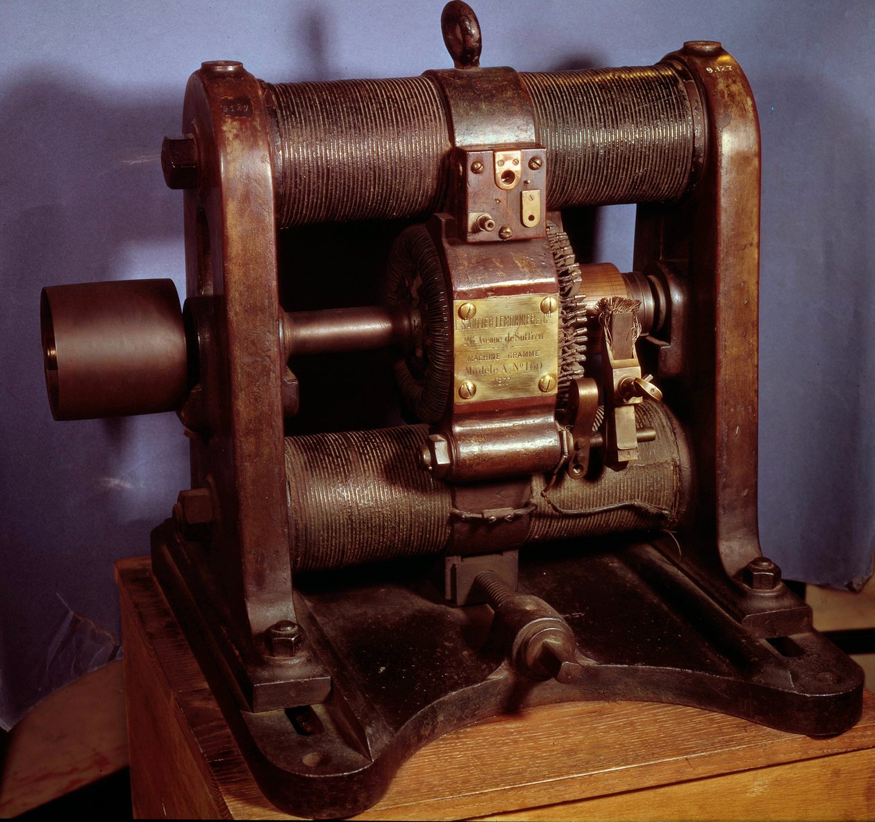 Machine dynamo-électrique de type Gram produisant du courant continu, réalisée en 1877 par les usines Sautter et Lemonnier. 1877 - Unknown artist