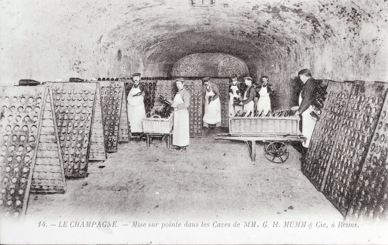 Fabrication du champagne : la pointe des bouteilles dans une cave Mumm à Reims, début du 20e siècle (photo) - Unknown Artist
