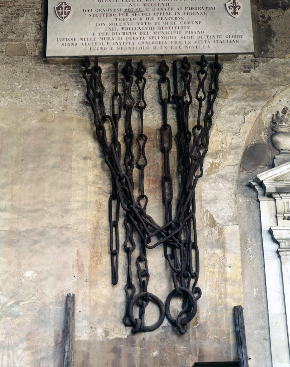 Les chaînes qui fermaient le port de Pise. Elles ont été prises par les Génois lors de la victoire de Meloria contre la Corse en 1284 puis données à Florence et rendues à la ville de Pise en 1858. Camposanto de Pise - Unknown artist