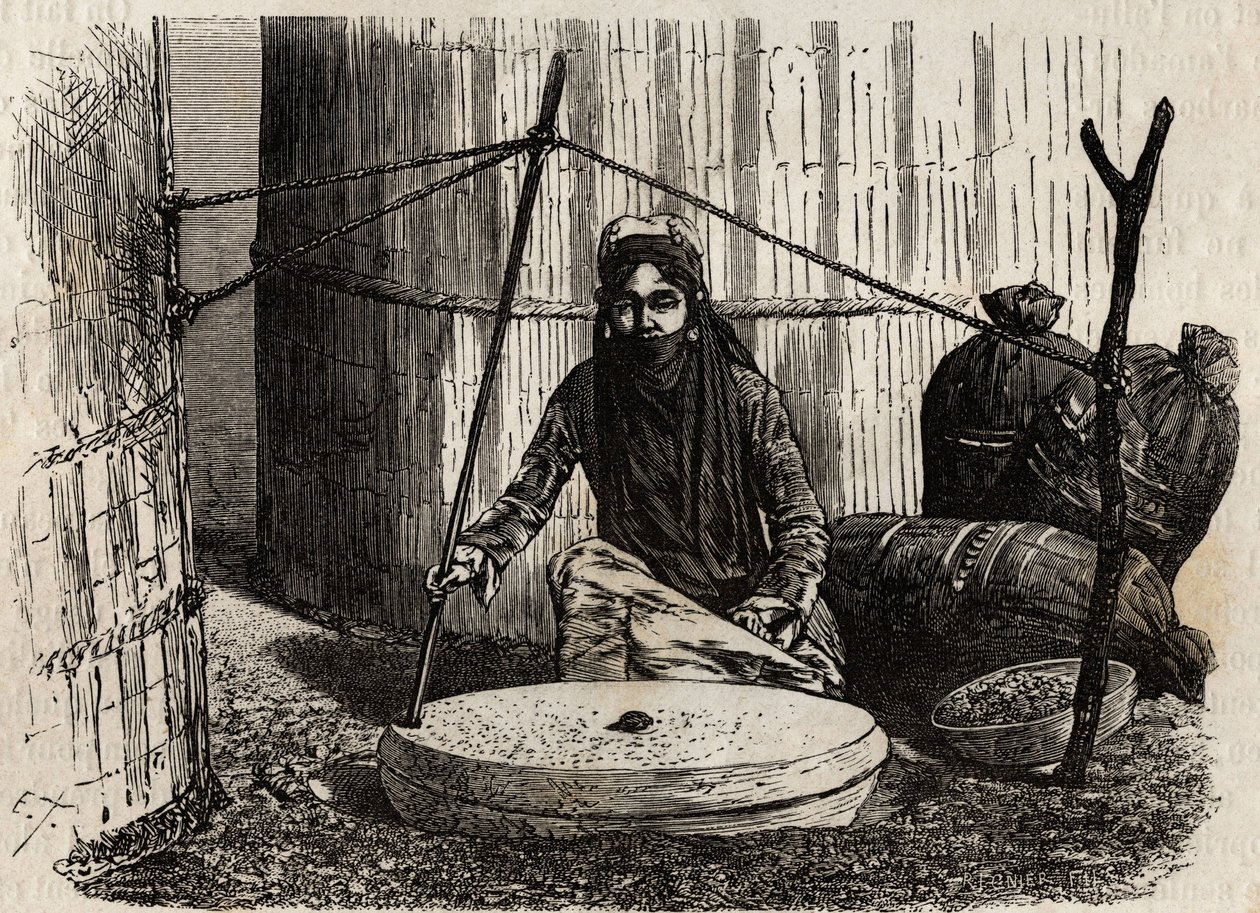Femme turcomane utilisant la meule à grains, activant un ingénieux système de manivelle, la pierre supérieure tourne et en frottant cette pierre sur l