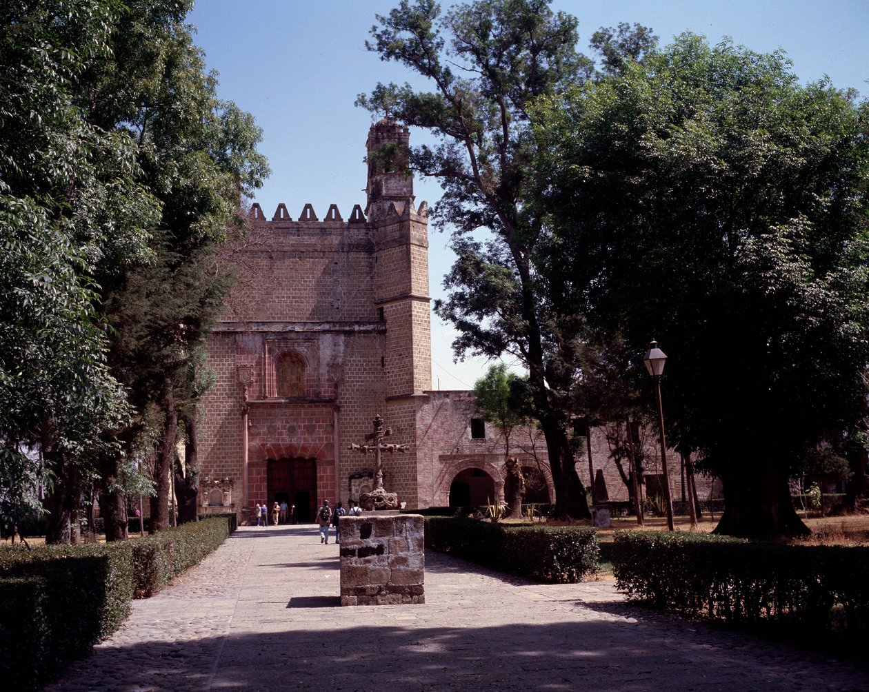 Art Mexique: vue du Couvent Augustinien (monastère de San Augustin Acolman) datant de 1571. La croix est réalisée par des artistes indigènes Tequitqui. Mexique. Acolman - Unknown artist