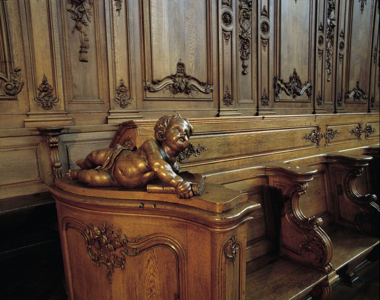 Architecture baroque : stalle en bois représentant un ange, attribut de l