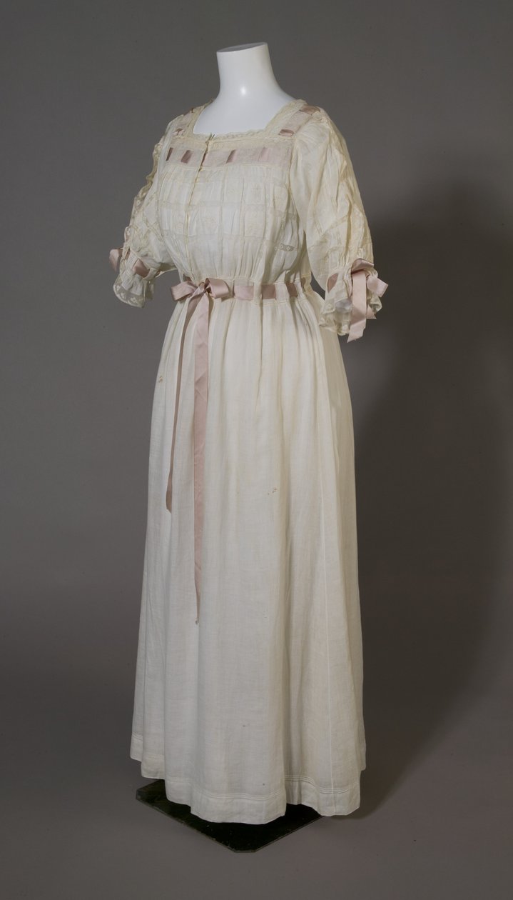 Chemise de nuit de Bertha Palmer, vers 1880 (vue oblique de face), coton blanc, dentelle, broderie et ruban de soie - Unknown artist