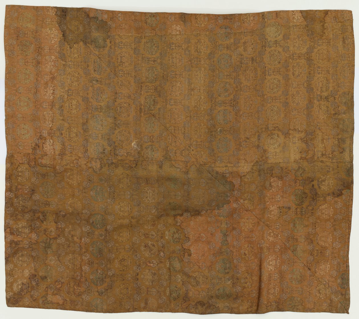 Brocade, soie. Une couverture de temple. En quatre pièces cousues ensemble et doublées avec de l