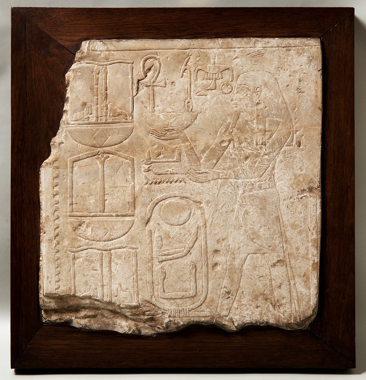 Par le relief du linteau d