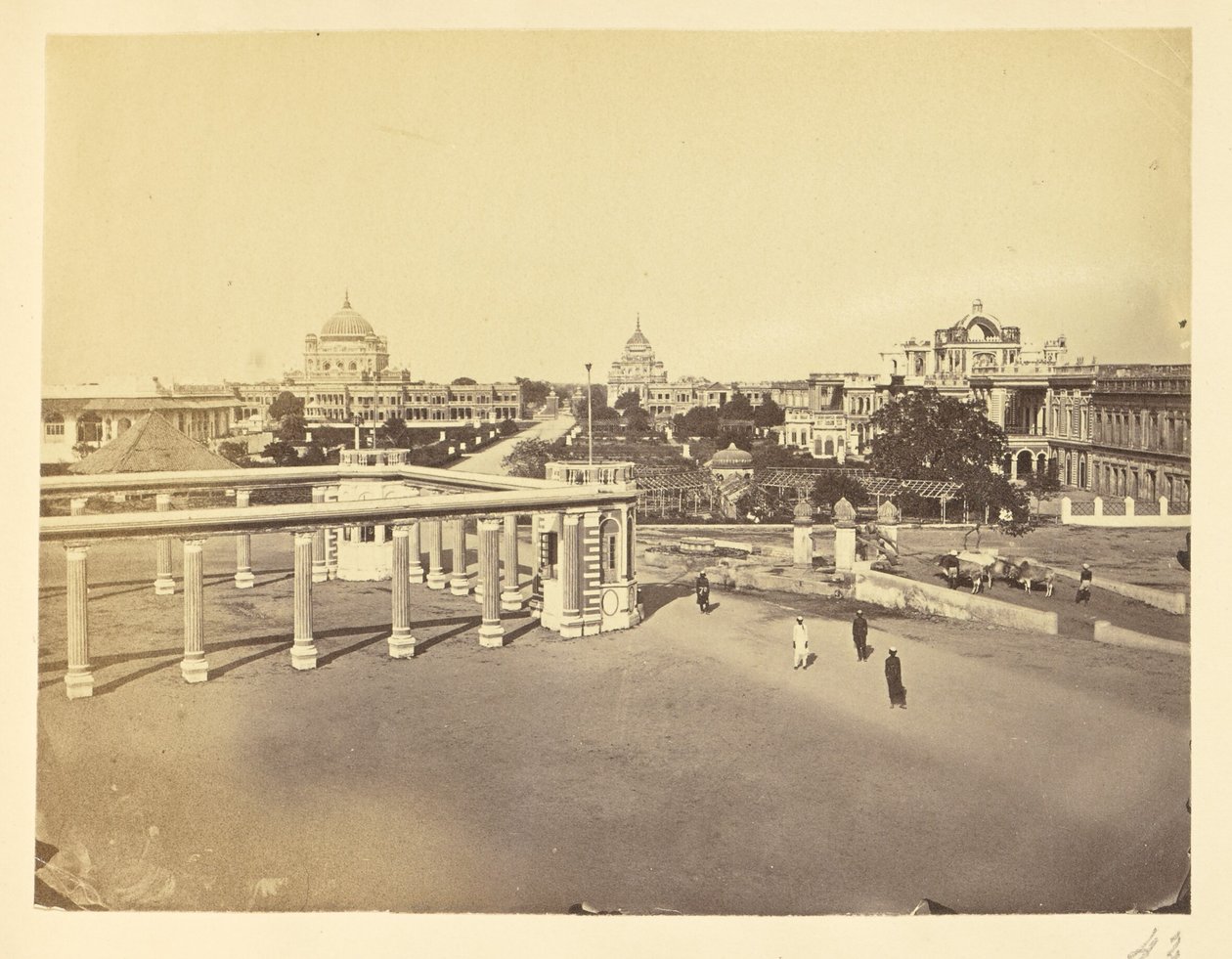 [Colonnes cannelées et cour du Kaiserbagh, Lucknow] - Unknown artist