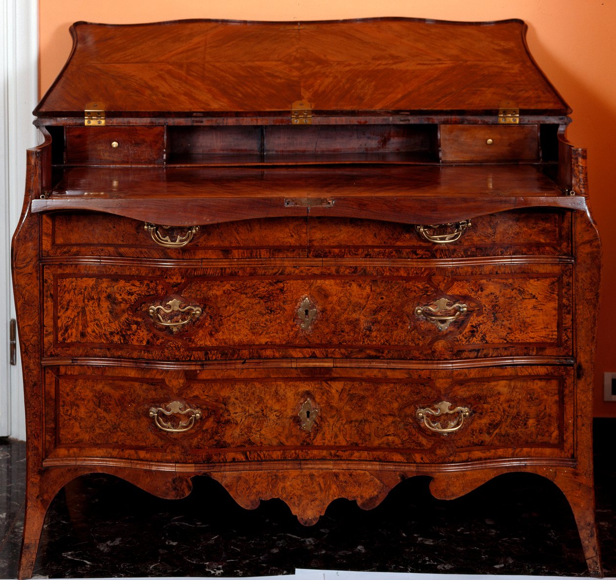 Mobilier: commode en bois de cèdre. Collection privée - Unknown artist