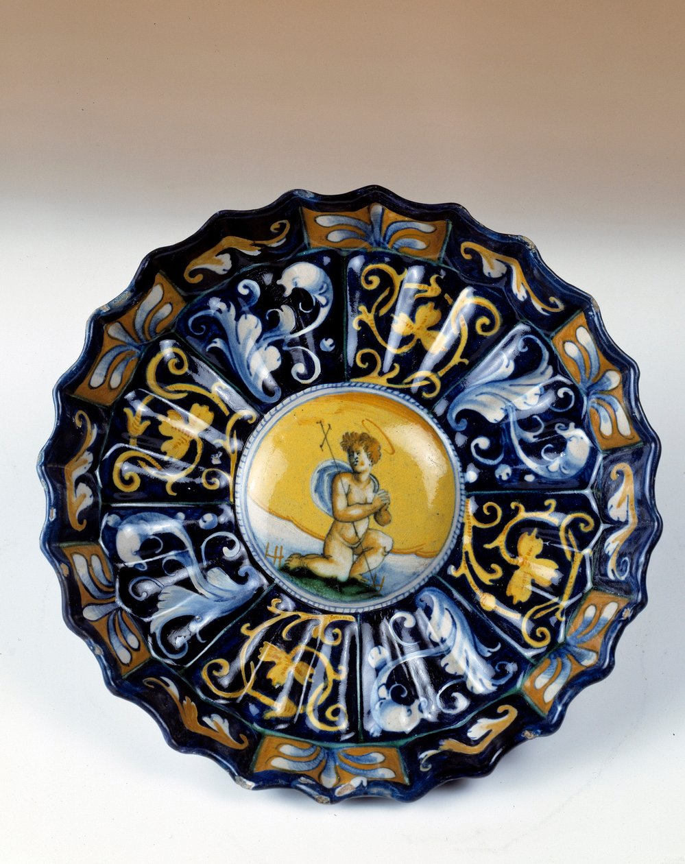 Coupe en faïence godronnée décorée d