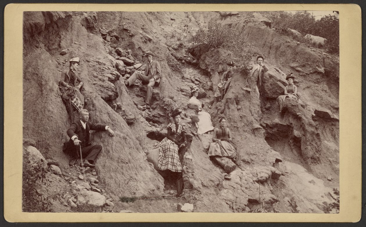 [Groupe posé sur une colline] - Unknown artist