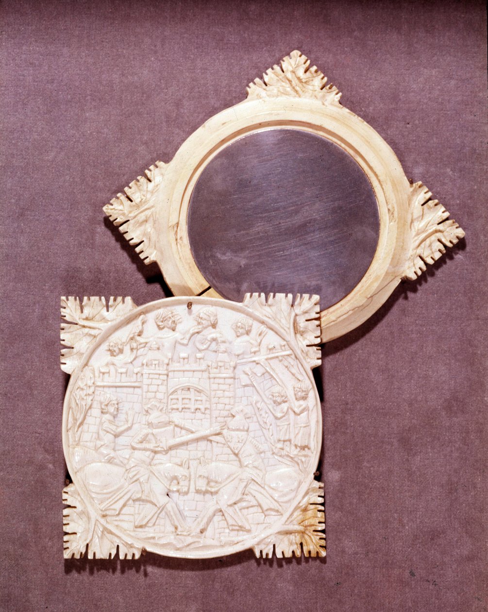 Miroir en ivoire et boîte représentant une scène de tournoi de chevalerie. 1450-1500. Paris, Musée National du Moyen Âge, Thermes de Cluny - Unknown artist