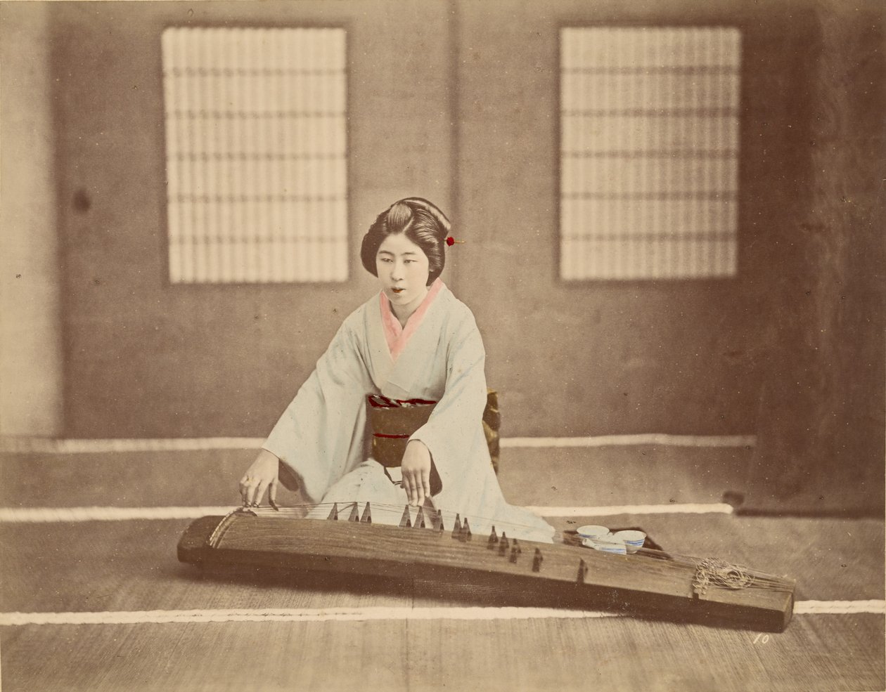 [Femme japonaise jouant du koto] - Unknown artist