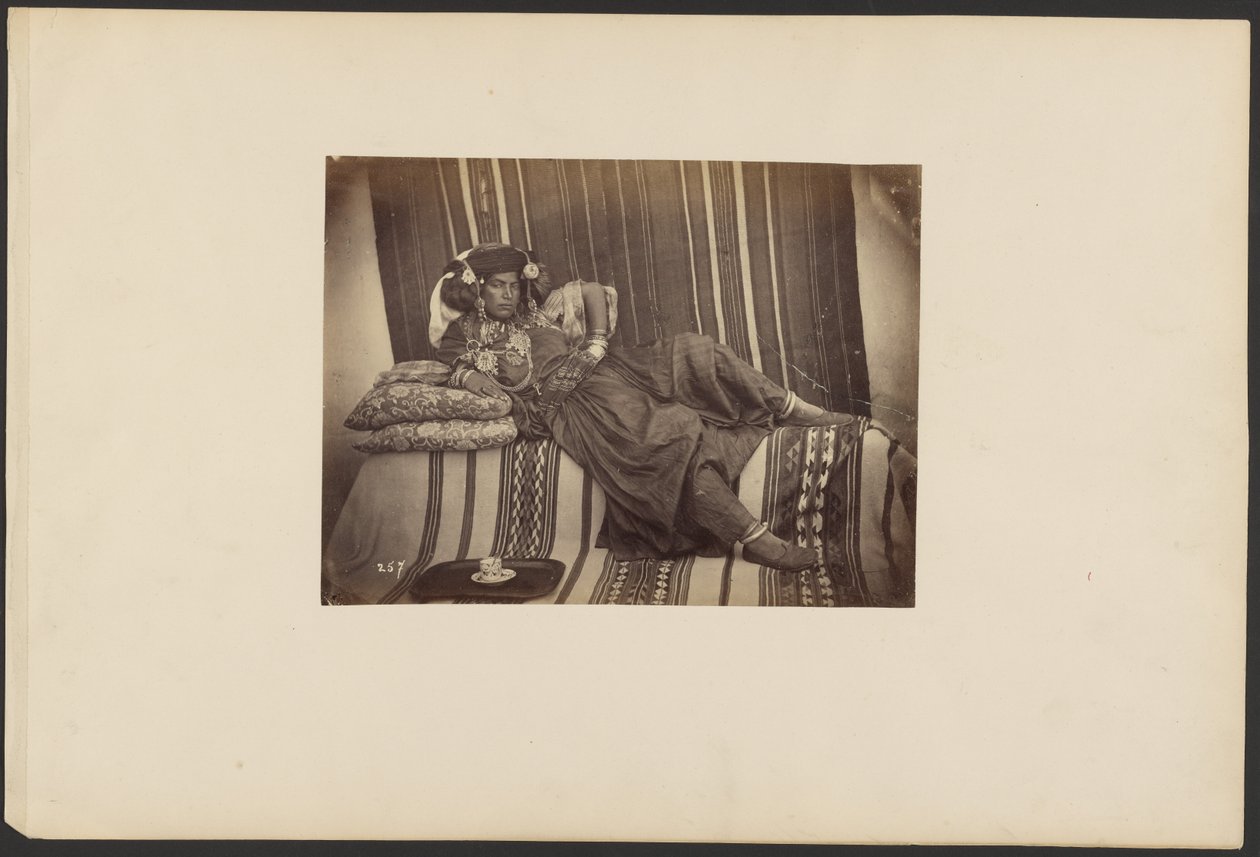 [Odalisque algérienne couchée, tribu d