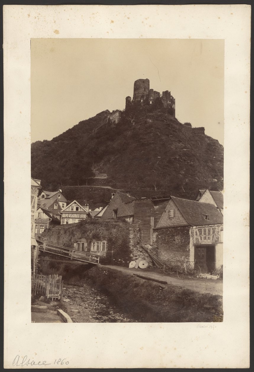 [Ruines du château surplombant la ville] - Unknown artist