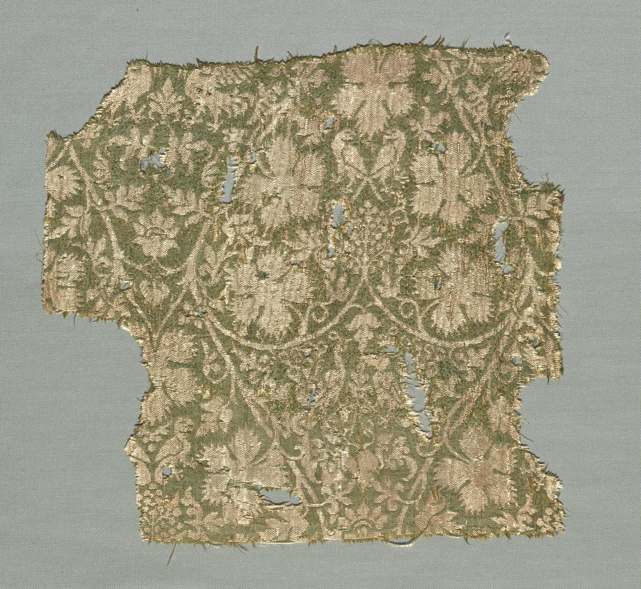 Fragment de soie avec vignes enroulées, feuilles de vigne, raisins et oiseaux - Unknown artist