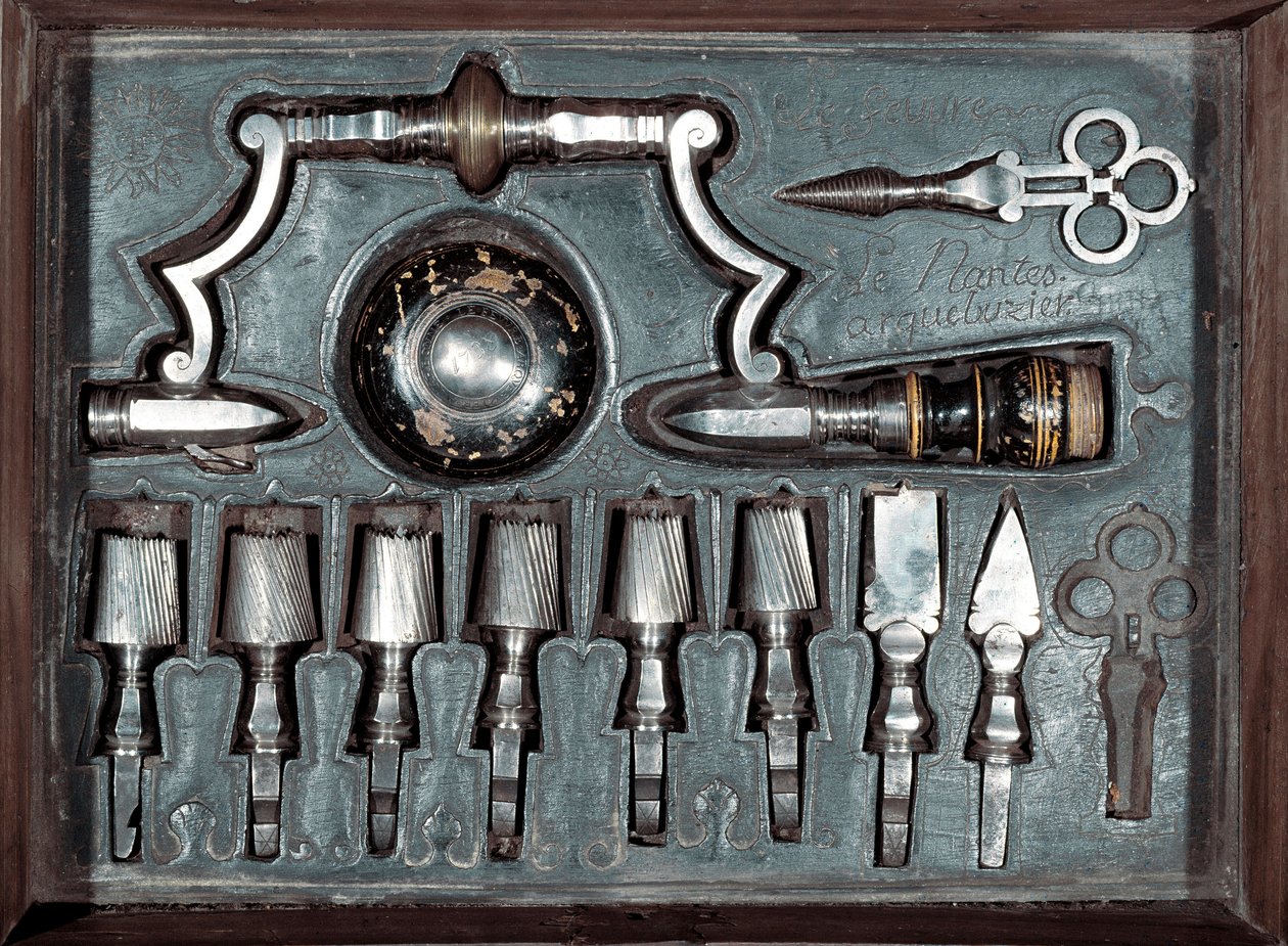 Trépan, outil chirurgical (perceuse) avec accessoires. 1768 Paris, musée de l