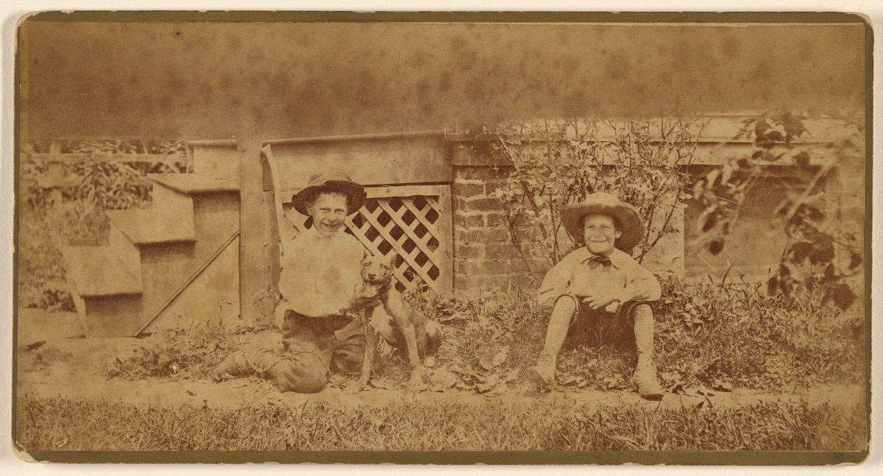 [Deux garçons assis par terre avec un chien] - Unknown artist