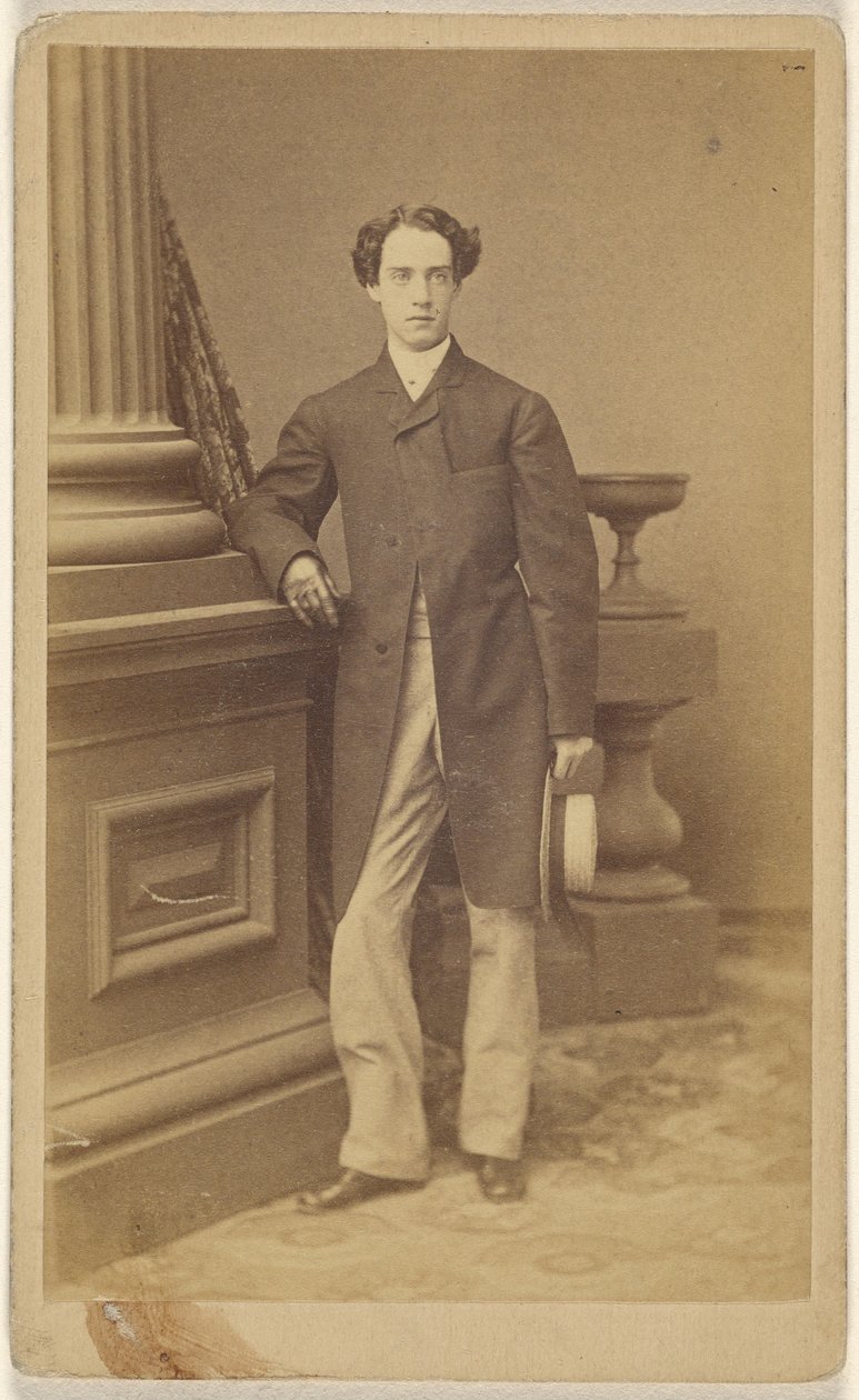 [Homme non identifié portant des gants, tenant un chapeau de paille dans sa main gauche, debout]. - Unknown artist