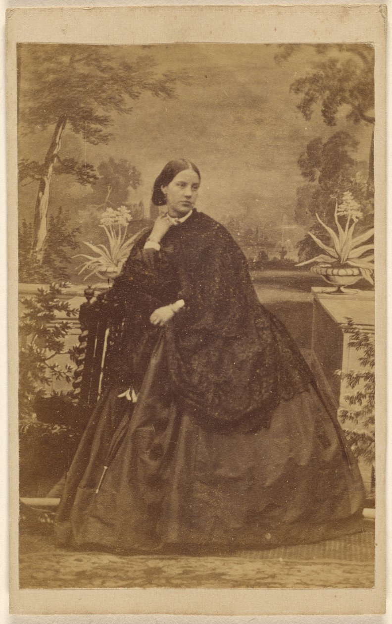 [Femme non identifiée assise, la main sur le col] - Unknown artist