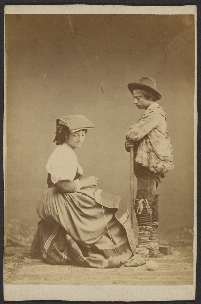 [Femme cousant sous le regard d