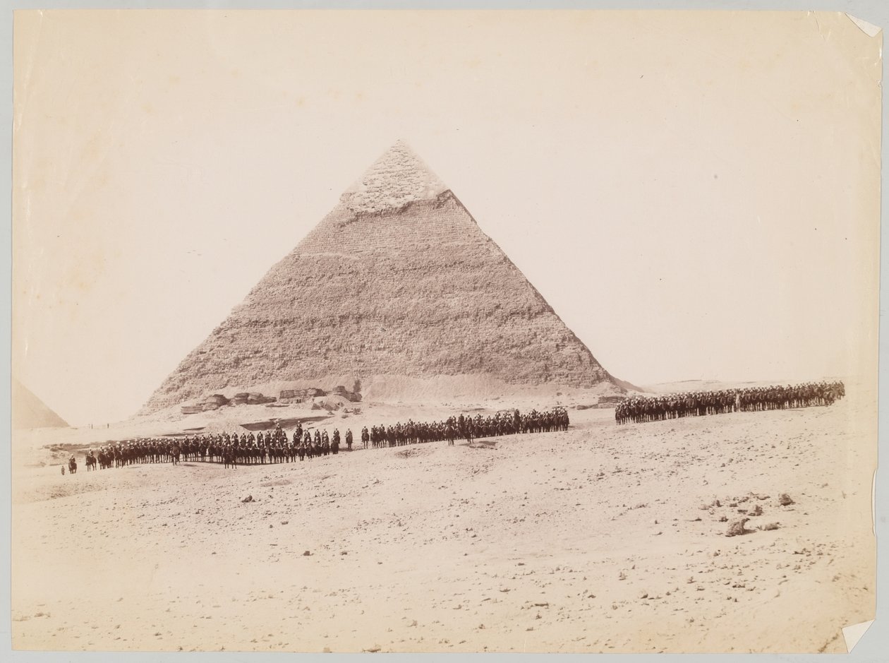 19e Hussards formés devant une pyramide à Gizeh, Égypte, vers 1882 - Unknown