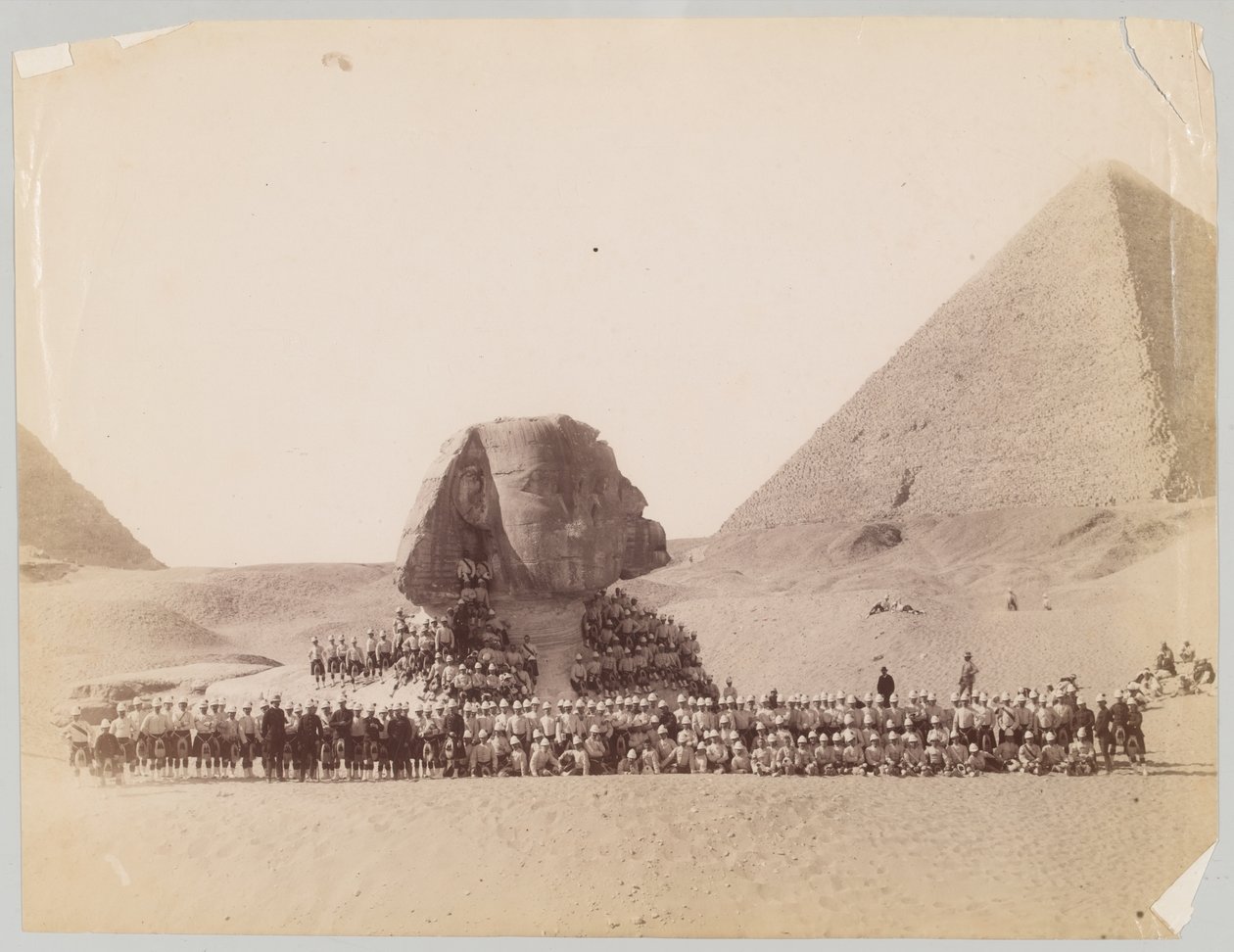 42e Highlanders devant le Sphinx à Gizeh, Égypte - Unknown photographer